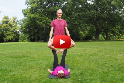 Akroyoga for Begyndere – Straddle throne (6:9)